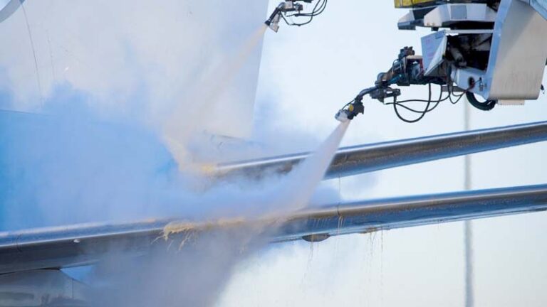 Eerste extra voorraad de-icing vloeistof aangekomen op Schiphol, meer onderweg