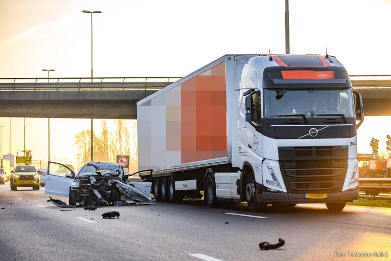 Dode na aanrijding personenauto en vrachtwagen op A73 [+foto’s]