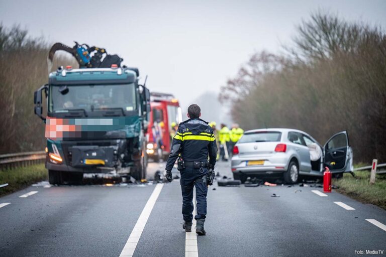 Automobiliste overleden bij frontale aanrijding met vrachtwagen op N231