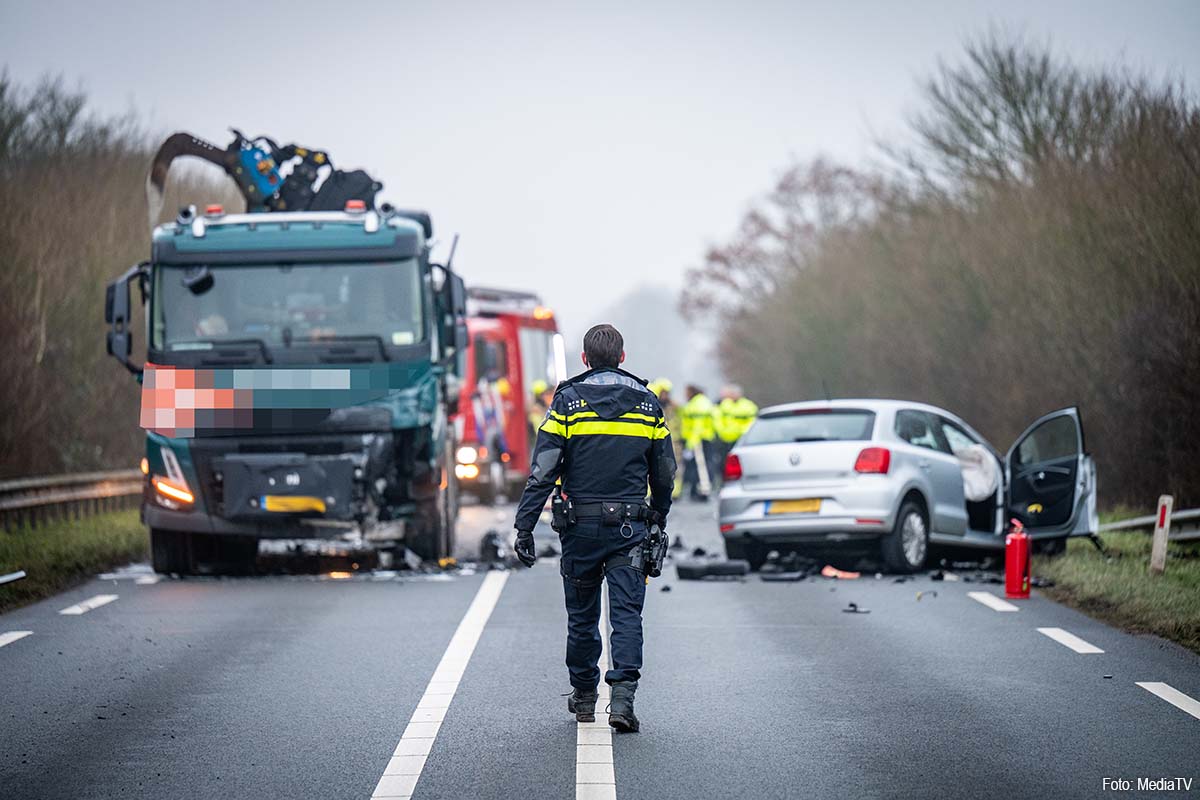 Automobilist overleden bij frontale aanrijding met vrachtwagen op N231