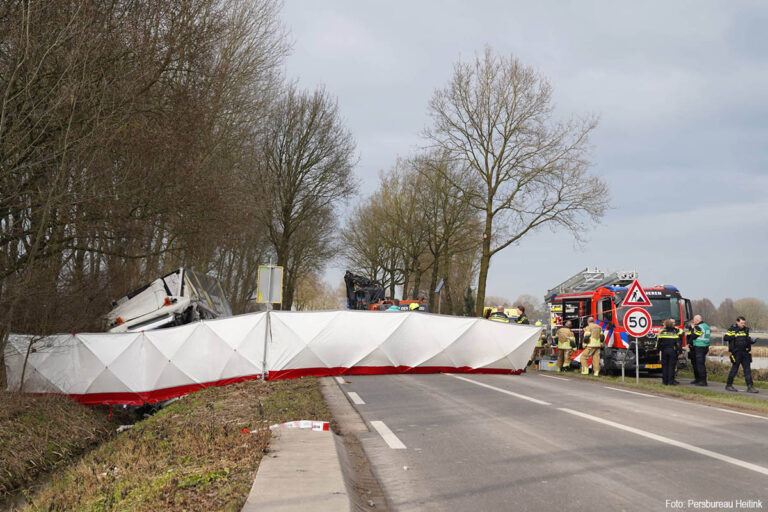 Vrachtwagenchauffeur overleden bij ernstig ongeval tussen vrachtwagen en kraan op N832