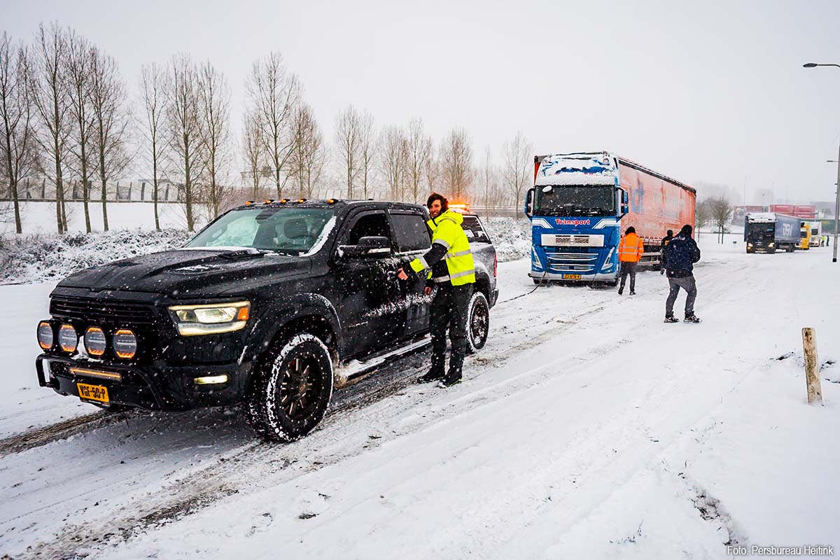 Lokale ondernemer helpt gestrande vrachtwagens bij oprit A30 in Ede