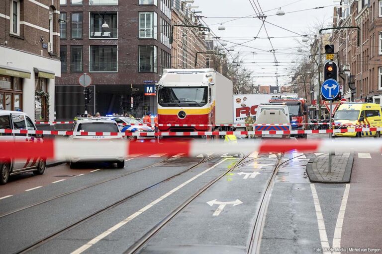 Fietser overleden na aanrijding met vrachtwagen op Ceintuurbaan in Amsterdam