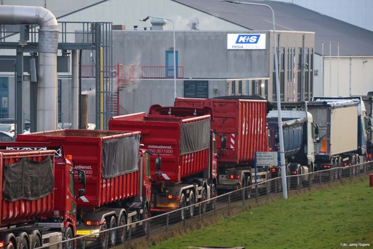 Drukte bij Frisia Zout in Harlingen: vrachtwagens in de rij voor strooizout