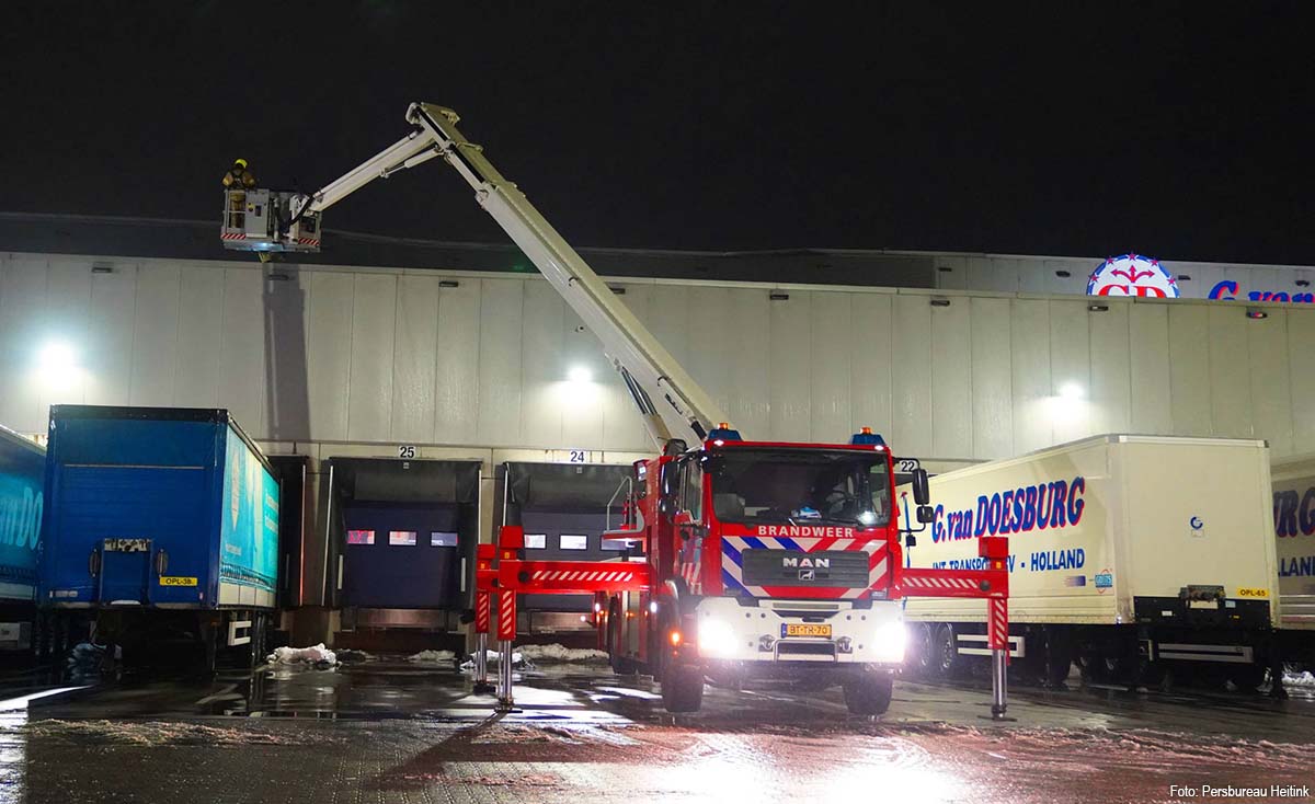 Dak deels ingezakt bij transportbedrijf in Zaltbommel door sneeuwbelasting