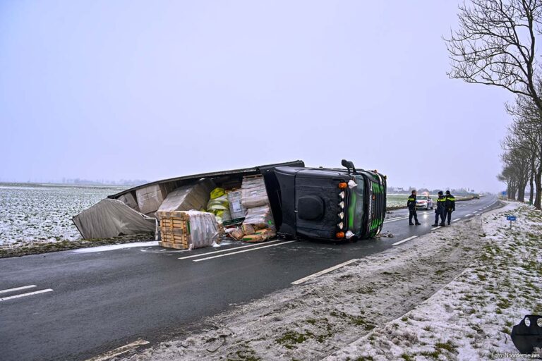 Vrachtwagen met rundervet kantelt op N360 bij Wirdum, weg afgesloten door spekglad wegdek
