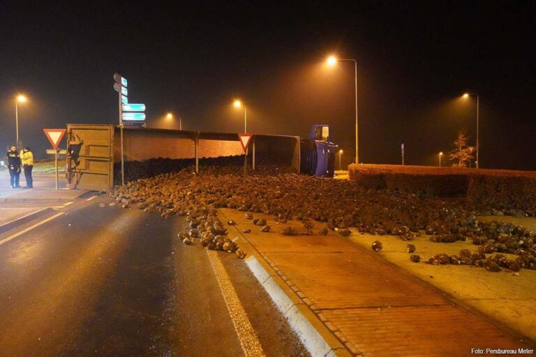 Vrachtwagen met suikerbieten gekanteld op N374 bij Borger