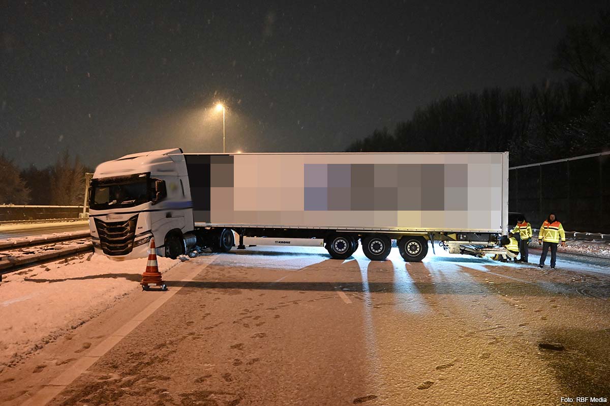 Vrachtwagen geschaard door gladheid op A2 bij Nieuwegein Zuid