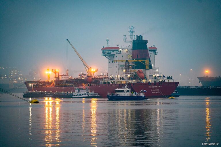 Twee mensen onwel door koolmonoxide op schip in Rotterdam