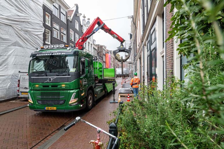 Hardeman Zand- en Grindhandel zet eerste elektrische truck in: Volvo FM Electric voor emissievrije stadslogistiek