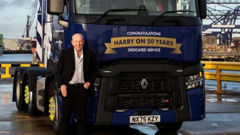 50 jaar achter het stuur: PD Ports eert chauffeur Harry met speciale truck