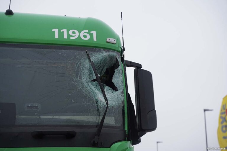 Vrachtwagenchauffeur gewond nadat ijsplaat van andere vrachtwagen door voorruit slaat op N50 [+foto’s]