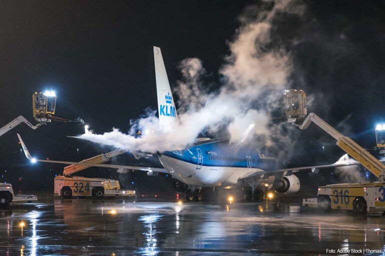 KLM: vrachtwagens onderweg met vloeistof voor ijsvrij maken vliegtuigen