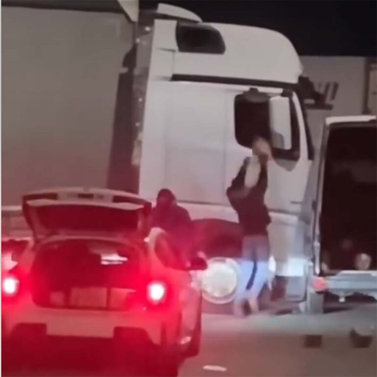 Vrachtwagenchauffeur rijdt in op bestelbus van ladingdieven op parkeerplaats langs Spaanse AP-7 [+video]