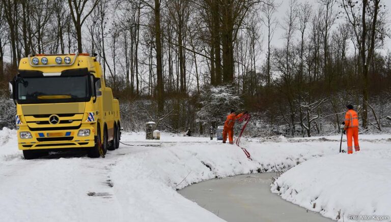 Bergingsvrachtwagen rijdt zich zelf vast onderweg naar klus in Leeuwarden [+foto’s]