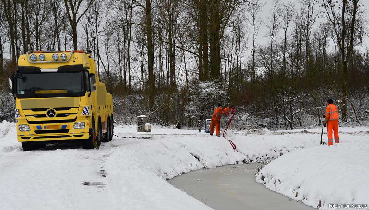 Bergingsvrachtwagen rijdt zich zelf vast onderweg naar klus in Leeuwarden [+foto’s]
