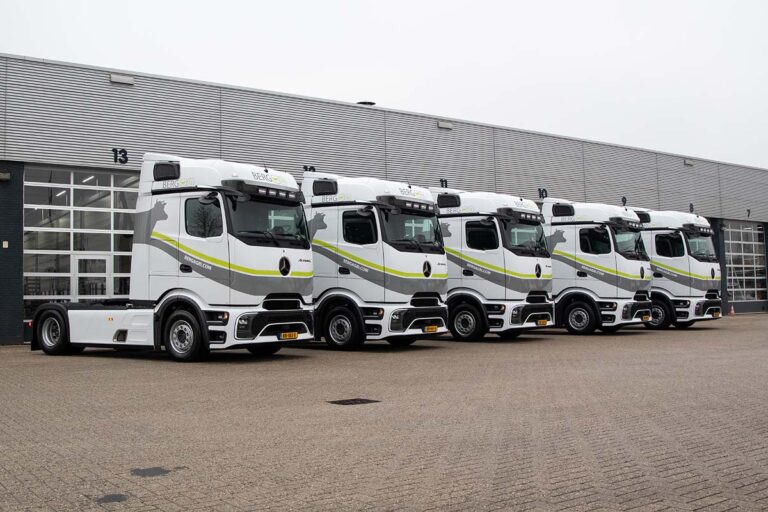 Vijf Mercedes-Benz Actros ProCabin vrachtwagens voor Berg Agri
