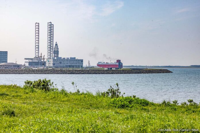 De MS Thames Highway hier in de haven van Esjberg, Denemarken
