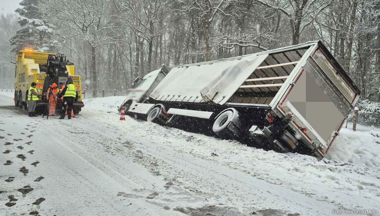 Vrachtwagen kantelt door gladheid op N374 bij Mantinge