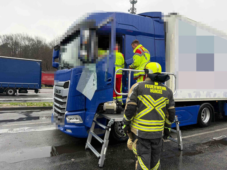 Vrachtwagenchauffeur met medische noodsituatie uit cabine bevrijd op Duitse A3