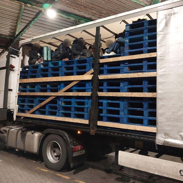 Britse autoriteiten arresteren vijf verdachten, waaronder vrachtwagenchauffeur, in onderzoek naar mensensmokkel per vrachtwagen