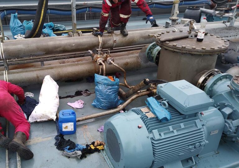 Motortankschip in Rotterdam stilgelegd na lekkage milieugevaarlijke stof