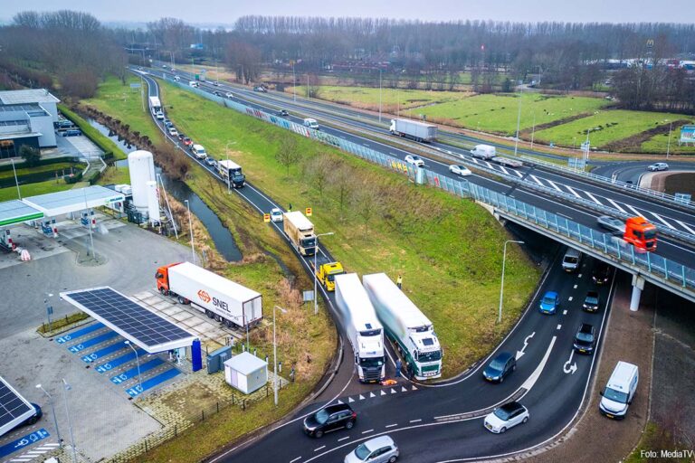 Afrit N11 bij Bodegraven afgesloten na vastgelopen vrachtwagens