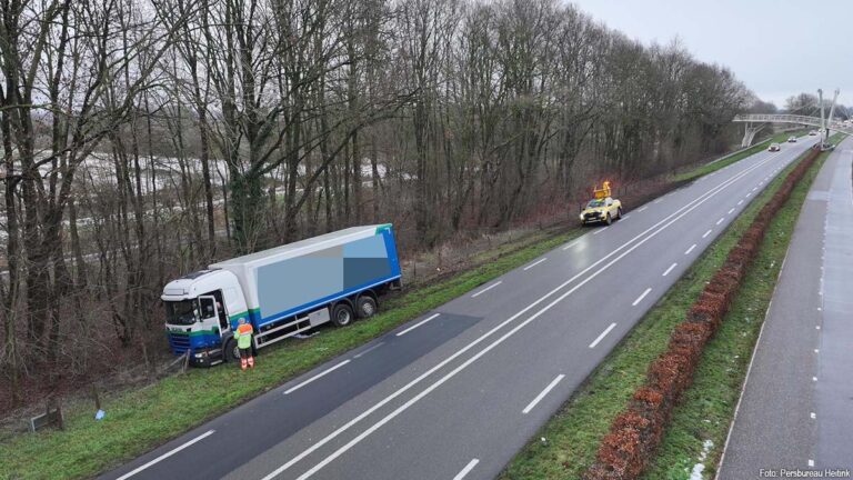Vrachtwagen belandt in berm langs N325 bij Beek-Ubbergen