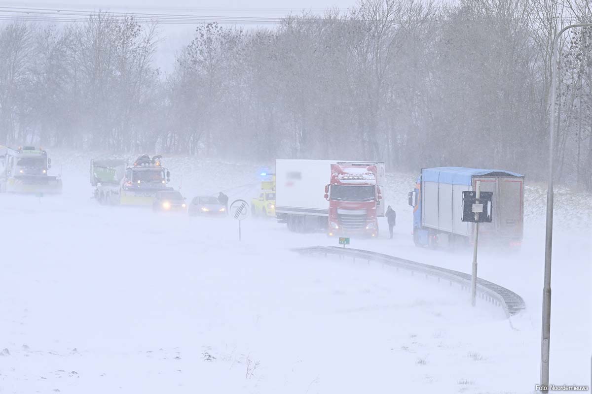 N33 volledig afgesloten na geschaarde vrachtwagen door sneeuwduin