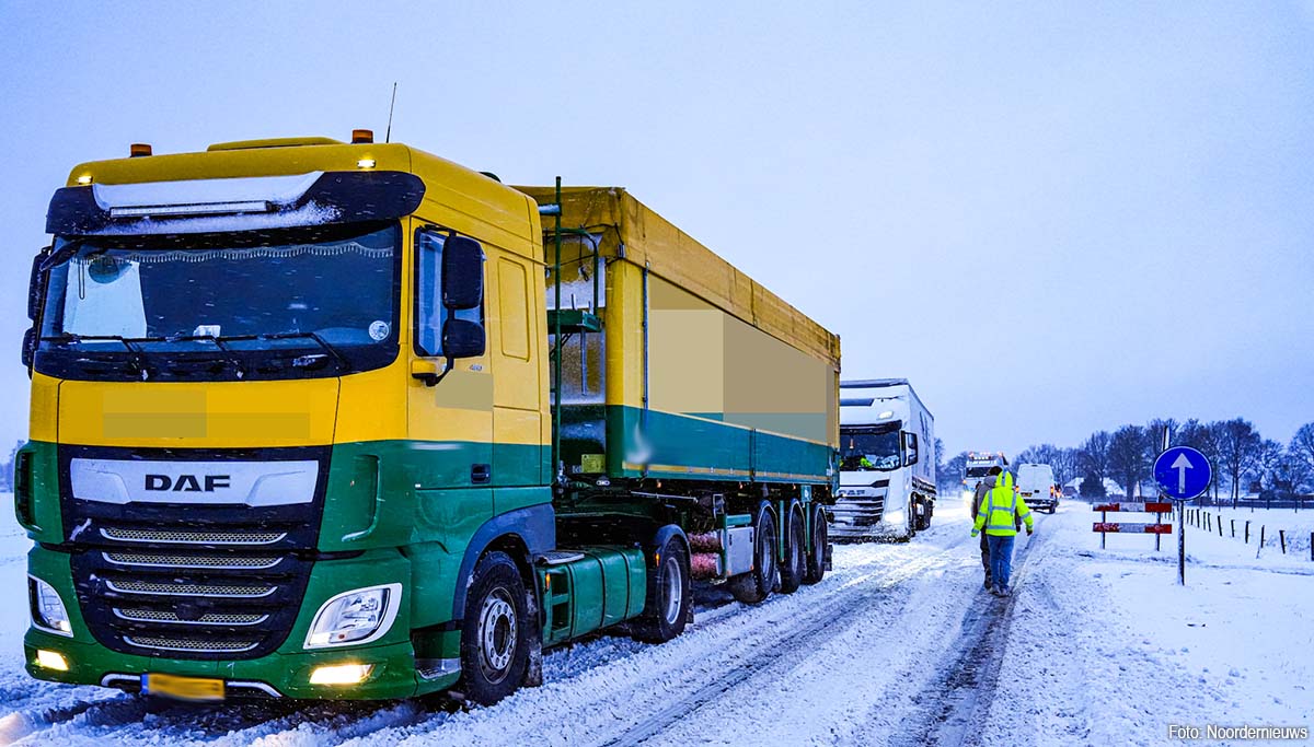 N374 volledig afgesloten door sneeuwduinen; hulpdiensten schalen op naar GRIP 2