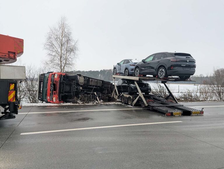 Duitse A1 urenlang dicht na twee ongevallen met vrachtwagens door gladheid [+foto’s]