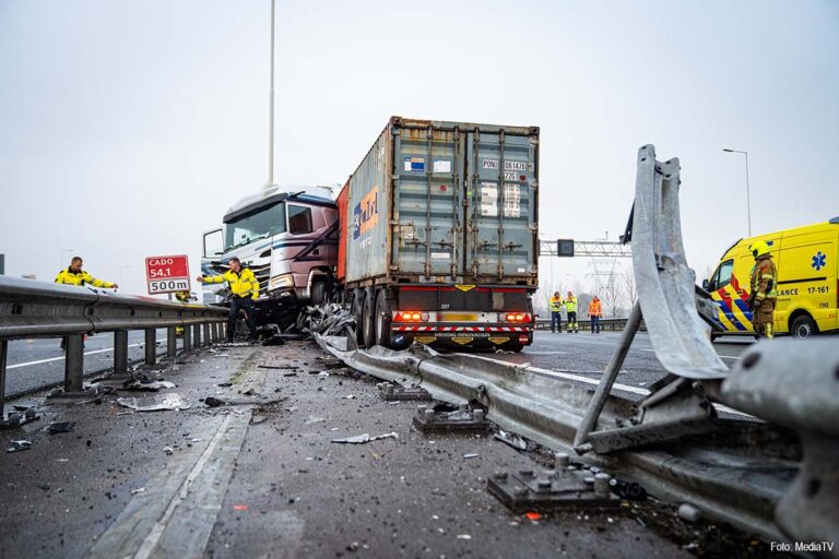 Vrachtwagen in de vangrail op A15