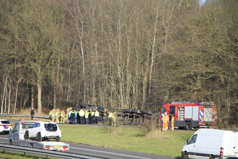 Vrachtwagenchauffeur ernstig gewond na kantelen vrachtwagen op oprit A2 bij Ell [+foto’s]