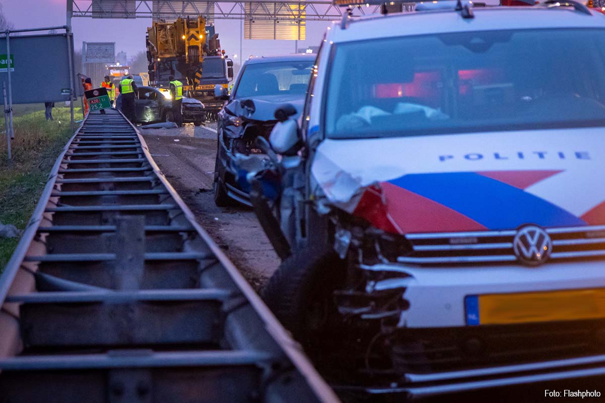 Aanrijding kraanwagen, twee personenauto’s en politieauto op A20