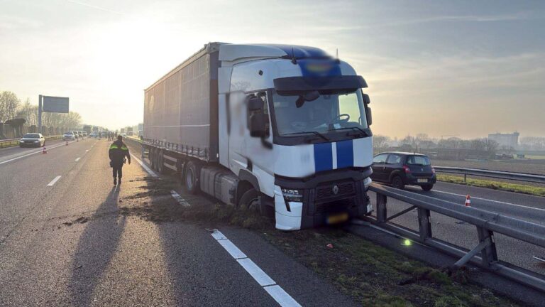 Vrachtwagen in vangrail op A50 bij knooppunt Bankhoef [+foto’s]