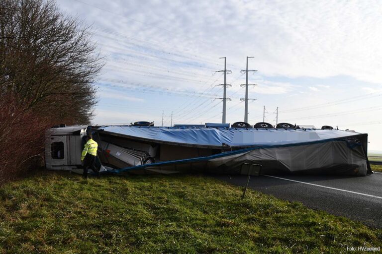 Vrachtwagen gekanteld op A58 bij Rilland, snelweg richting Vlissingen afgesloten [+foto’s]