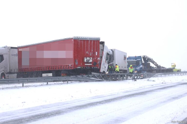 Vrachtwagen geschaard op A6 bij Swifterbant, rijbanen deels afgesloten [+foto’s]