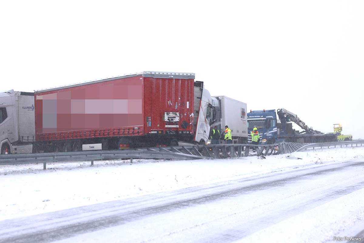Vrachtwagen geschaard op A6 bij Swifterbant, rijbanen deels afgesloten [+foto’s]