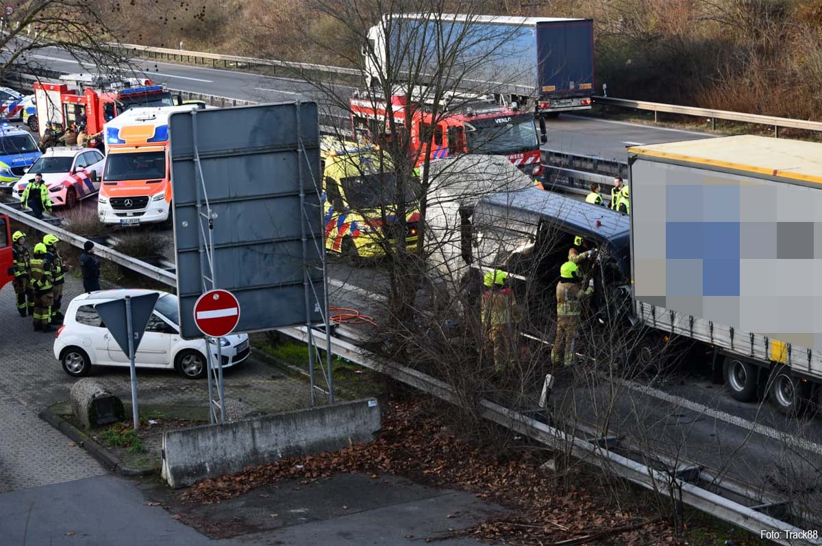 Ernstig ongeval op A67 bij Venlo: busje met aanhanger botst achterop vrachtwagen