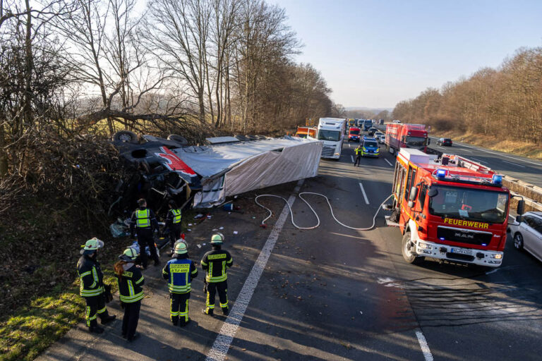 Zwaar ongeval op Duitse A2: vrachtwagen kantelt na botsing met talud en bomen [+foto’s]