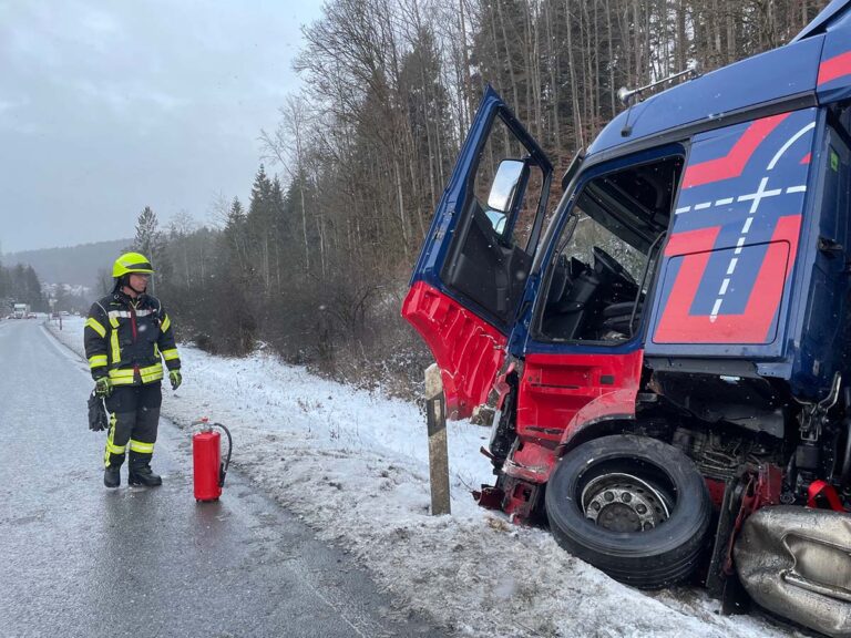 Zwaargewonde bij frontale botsing met vrachtwagen op Duitse L361 [+foto’s]