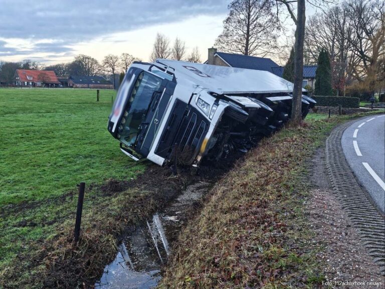 Vrachtwagen belandt op zijn kant in de sloot in Lievelde