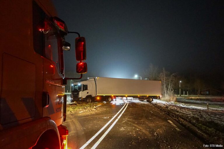 Vrachtwagen geschaard op N358