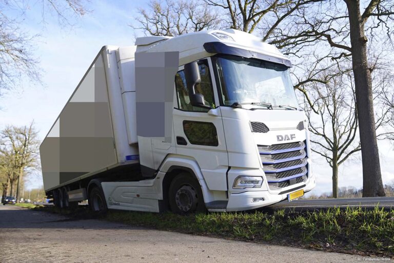 Vrachtwagenchauffeur met hoge nood eindigt in de berm langs N65