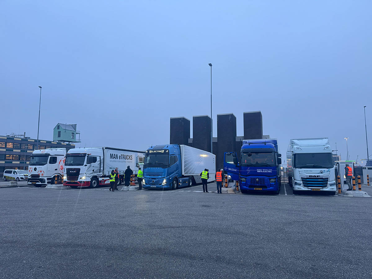 Rijkswaterstaat test laden van elektrische vrachtwagens onder winterse omstandigheden