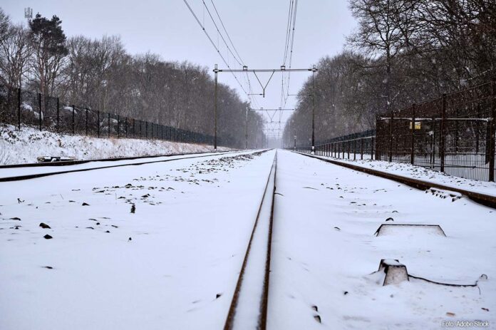 Rails met sneeuw