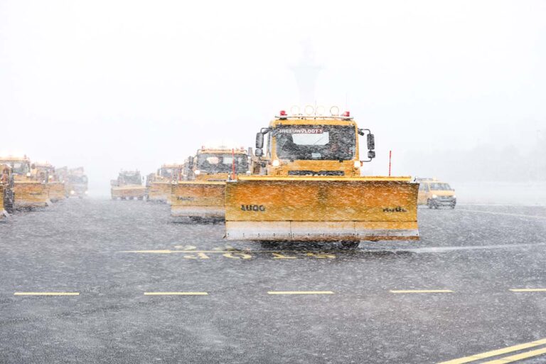 Tientallen vluchten geannuleerd op Schiphol door winters weer