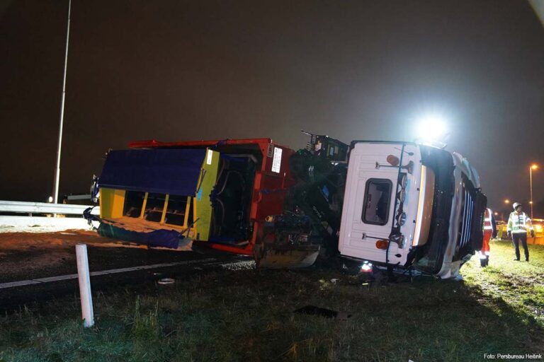 Strooiwagen gekanteld op A59