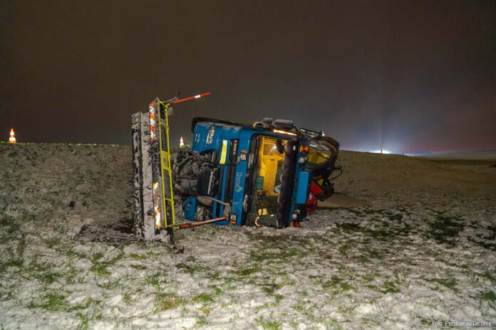Strooiwagen gekanteld in Zeewolde