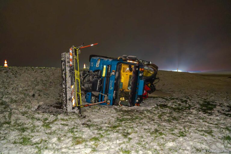 Strooiwagen kantelt langs Eemmeerdijk bij Zeewolde